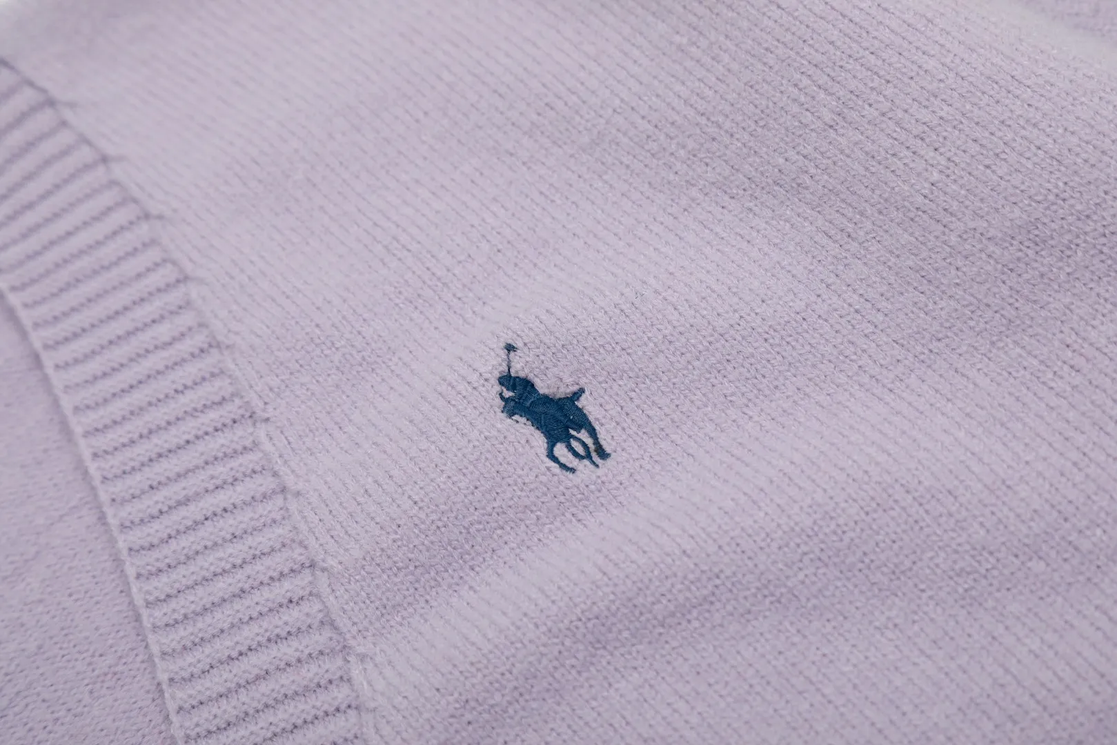 P220 Top quality" Style number: DS016# [Ralph Lauren V-neck solid color pony embroidered logo wool velvet knitted shawl cardigan] ✅Ralph Lauren Lazy‌oversize style basic classic versatile ten-color shawl cardigan ✅Main supplier platform live broadcast Wholesale entities Out of stock will be replenished Not off the shelf ✅ZP quality 1:1 version Can scan the code to enter the GF website Counter quality ✅Details and quality are the only one in Guangzhou. Light luxury wool. Focus on high-end. Cost-effective. Needless to say good quality. ✅Restore the original version. Can wear 190 pounds. Loose, comfortable and stress-free. ✅Loose upper body, oversize and lazy style. Must-have style for goddess ootd. ✅Good-looking clothes are never picky. Recommended for goddess wardrobe. Taro Purple, Light Khaki, Chinese Red, Anchor Red